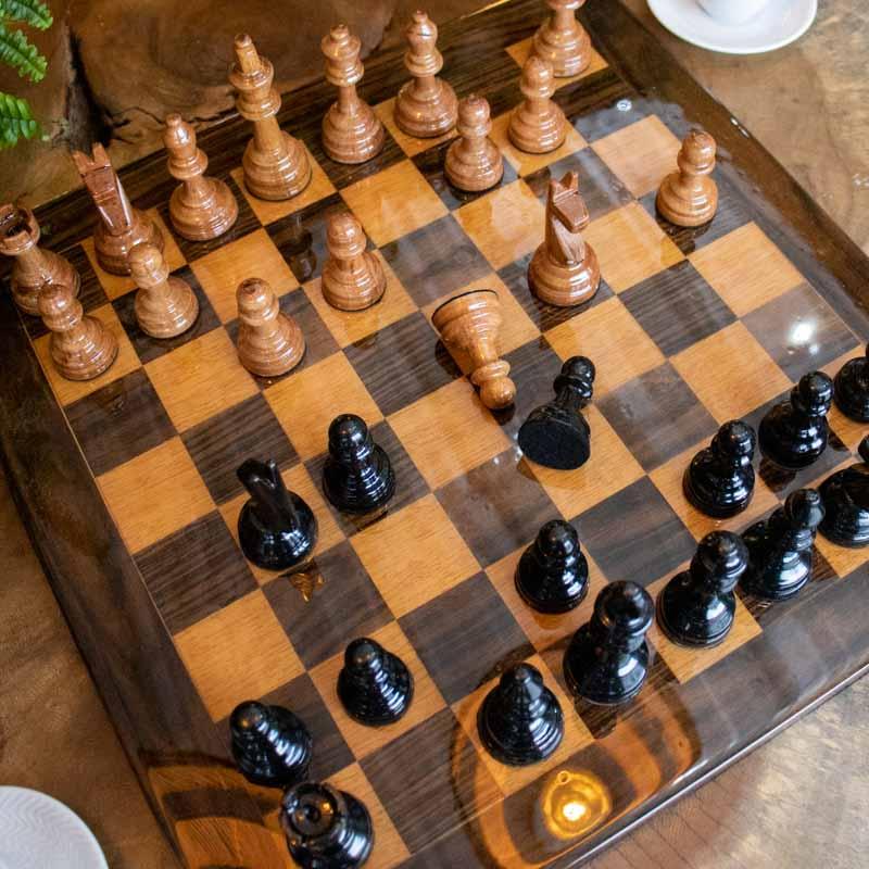 Jogo móvel de xadrez em um tabuleiro de xadrez