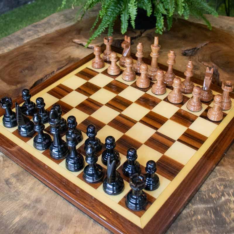 Jogo de xadrez com inovador design em peças e tabuleiro – Matéria Incógnita