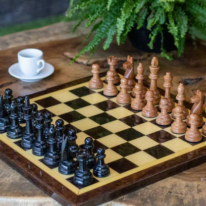 Um tabuleiro de xadrez de madeira com a palavra xadrez