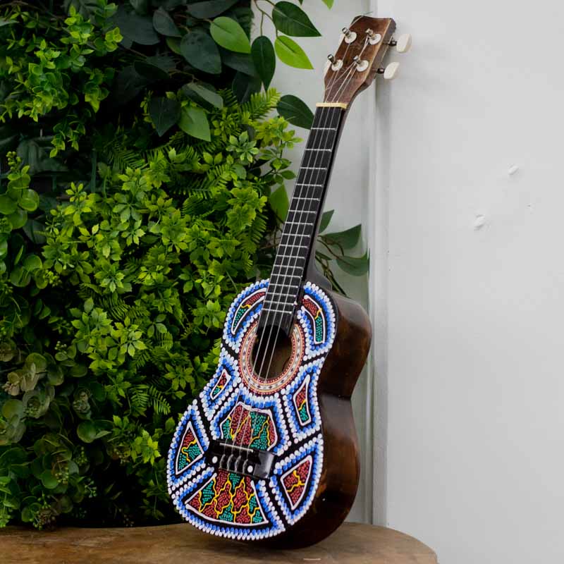 ukulele aborigene artesanato pintura madeira bali instrumento musical som ritmo musica melodia tocar cultura loja artesintonia 01