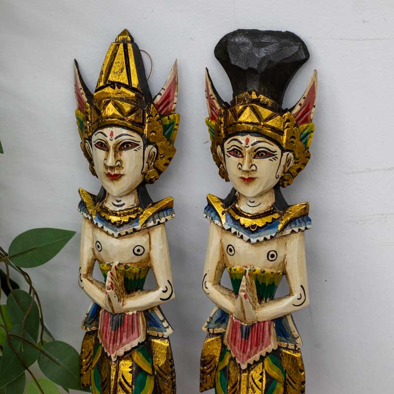 Celebre o amor eterno com o casal Rama e Sita, uma bela obra de arte em madeira artesanal balinesa, inspirada na tradição hindu