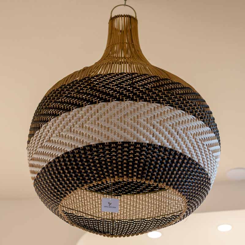 luminaria-rattan-fibras-naturais-pendente-decorativa-bali-artesanal-artesintonia-lustre-boho-decoracao-balinesa-artesintonia