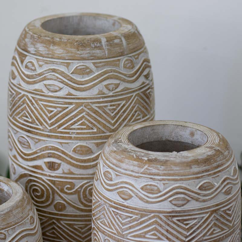 Uma visão detalhada do Vaso em Madeira Pátina Étnico, destacando a rica textura da madeira e os intrincados detalhes da pátina étnica. Esta imagem realça a autenticidade e a beleza artesanal do vaso.